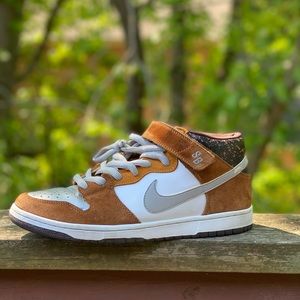 Nike sb dunk mid “fender bass”